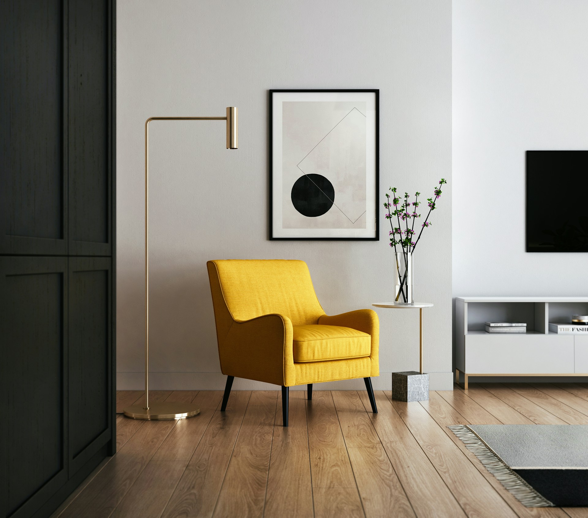 Minimal oturma odasında sarı koltuk